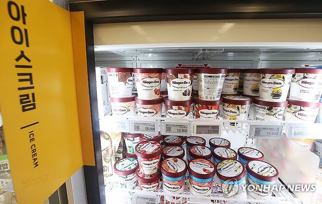 하겐다즈 아이스크림 가격 인상 (서울=연합뉴스) 진연수 기자 = 높아진 원가 부담으로 하겐다즈가 다음 달부터 아이스크림 제품 가격을 올리기로 했다. 파인트 가격은 1만5천900원에서 1만7천900원으로 12.6% 오르고, 미니컵·스틱바·샌드 가격은 5천900원에서 6천900원으로 16.9% 인상된다. 사진은 26일 서울의 한 대형마트에 진열된 하겐다즈 제품. 2025.3.26 jin90@yna.co.kr