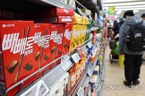 빼빼로 2000원 시대
    (서울=연합뉴스) 윤동진 기자 = 초코 빼빼로(54g) 가격이 1800원에서 2000원으로 올랐다.
    롯데웰푸드는 17일 초코 빼빼로 등 건·빙과 제품 26종의 가격을 평균 9.5% 인상한다고 지난 6일 밝혔다. 사진은 이날 한 대형마트에 진열된 빼빼로. 2025.2.17