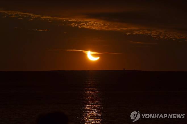 캐나다에서 관측된 부분 일식 (핼리팩스 AP=연합뉴스) 29일(현지시간) 캐나다 핼리팩스 지역에서 관측된 부분 일식. 2025.03.30