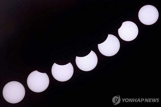 부분 일식 (카나리아 제도 로이터=연합뉴스) 29일(현지시간) 스페인 카나리아 제도의 카스티요 델 로메랄 지역에서 관측된 부분 일식 변화를 촬영해 모아 놓은 사진. 2025.03.30
