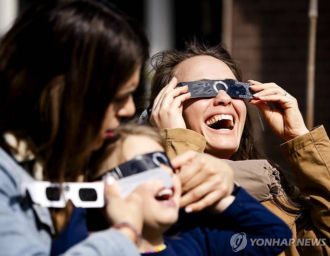 네덜란드 부분 일식 (위트레흐트 EPA=연합뉴스) 29일(현지시간) 네덜란드 위트레흐트에서 부분 일식을 관측하는 사람들. 2025.03.30