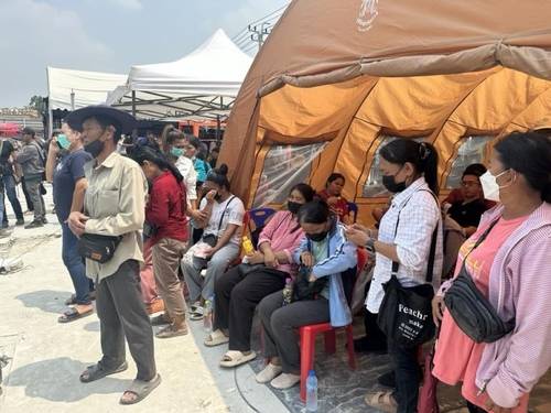 구조 현장 바라보는 실종자 가족들 (방콕=연합뉴스) 강종훈 특파원 = 방콕 공사 중 건물 붕괴 실종자 가족 등이 구조작업 현장을 바라보고 있다.