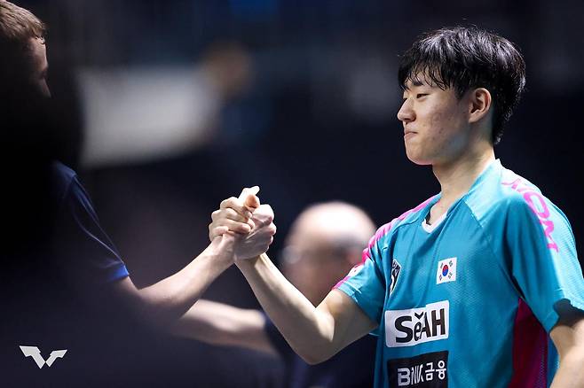 WTT 첸나이 대회 남자단식 결승 후 인사하는 오준성 [WTT 인스타그램 캡처. 재판매 및 DB 금지]