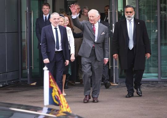 찰스 3세 영국 국왕이 현지시각 지난 21일 외부 일정을 소화하며 군중들에게 인사를 건네고 있다. (출처=찰스 3세 영국 국왕 X 계정)