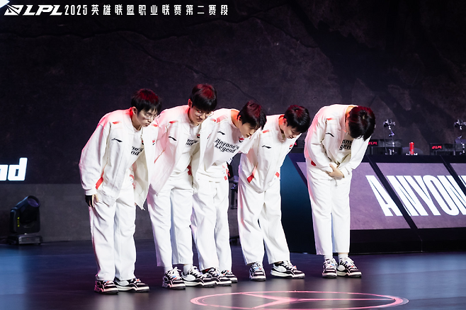 인사하는 애니원즈 레전드(AL, 사진=LPL)