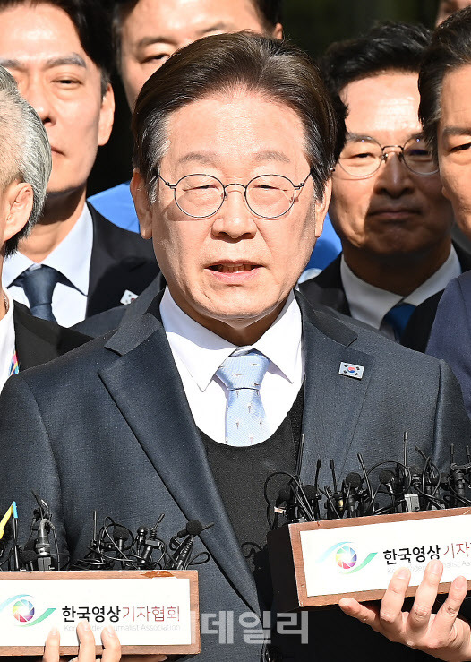 [사진공동취재단] 이재명 더불어민주당 대표가 26일 서울 서초구 서울고등법원에서 열린 공직선거법 위반 사건의 항소심 선고를 마치고 나온 뒤 입장을 밝히고 있다.