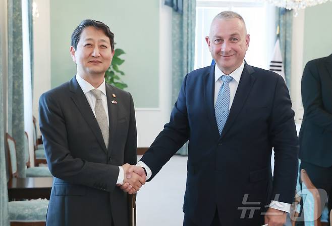 안덕근 산업통상자원부 장관은 24일 체코 프라하 총리실에서 요젭 시켈라(Jozef Sikela) 체코 산업통상부 장관과 면담 전 악수를 하고 있다. (산업부 제공) 2024.7.25/뉴스1