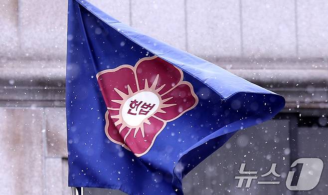 윤석열 대통령에 대한 헌법재판소의 탄핵 심판이 소추일 기준으로 100일을 훌쩍 넘기며 연일 최장 기록을 경신하고 있는 가운데 30일 서울 종로구 헌재 깃발이 눈발과 함께 펄럭이고 있다. 2025.3.30/뉴스1 ⓒ News1 박지혜 기자