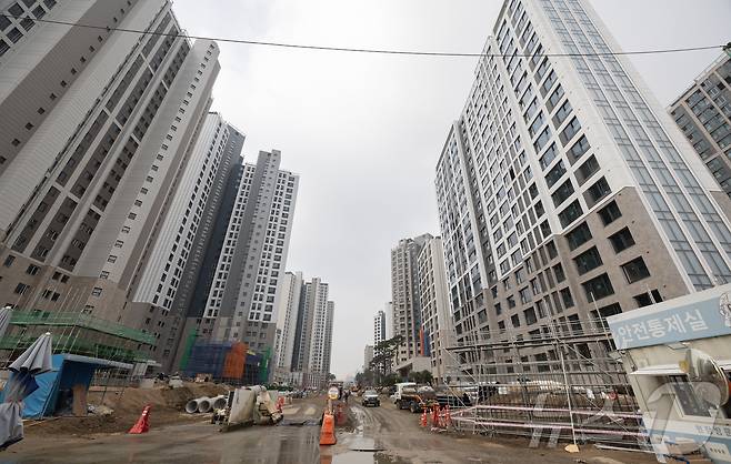 지난해 11월 21일 서울 성북구 장위4구역 재개발 공사 현장에서 근로자들이 업무를 보고 있다. 2024.11.21/뉴스1 ⓒ News1 이재명 기자