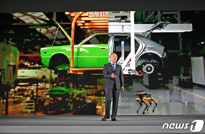 정의선 현대자동차그룹 회장이 13일 현대자동차 울산공장 내 전기차(EV) 신공장 부지에서 열린 울산 EV 전용공장 기공식에서 기념연설을 하고 있다.  (현대차 제공) 2023.11.13/뉴스1