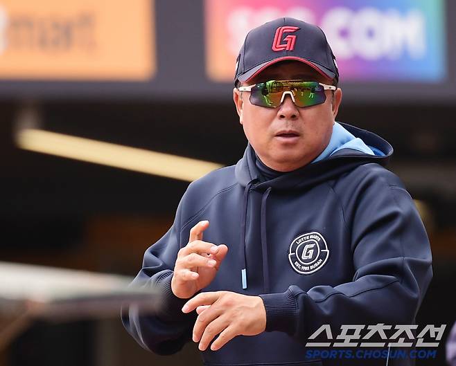 선수들에게 직접 타격 시범을 펼치고 있는 롯데 김태형 감독. 인천=송정헌 기자