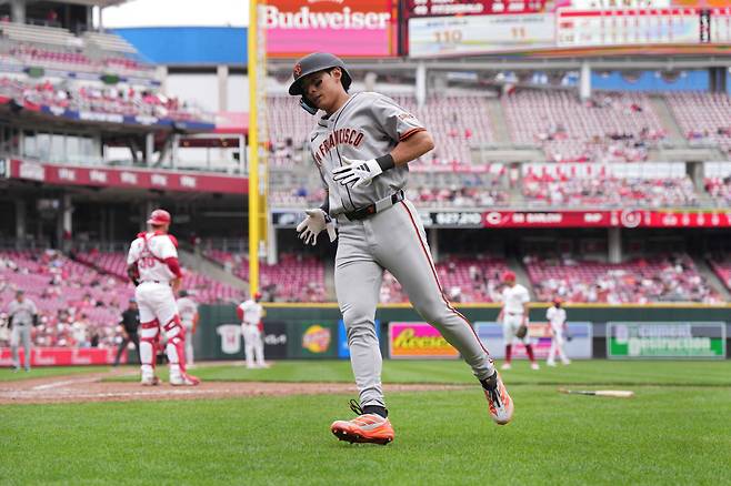 CINCINNATI, OHIO - MARCH 30: Jung Hoo Lee #51 of the San Francisco Giants scores on a single hit by Heliot Ramos #17 during the eighth inning of a baseball game against the Cincinnati Reds at Great American Ball Park on March 30, 2025 in Cincinnati, Ohio. Jeff Dean/Getty Images/AFP (Photo by Jeff Dean / GETTY IMAGES NORTH AMERICA / Getty Images via AFP)
<저작권자(c) 연합뉴스, 무단 전재-재배포, AI 학습 및 활용 금지>