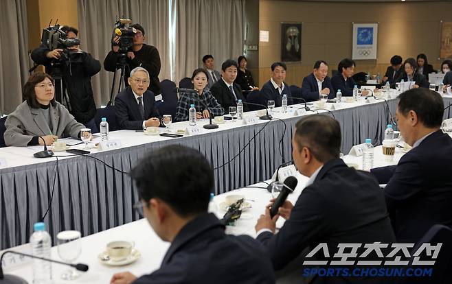 유인촌 문화체육관광부 장관과 장미란 제2차관이 31일 서울 송파구 서울올림픽파크텔에서 열린 동계종목 협력회의에서 동계종목 단체장 �G 지도자들과 함께 '2026 밀라노-코르티나 동계올림픽'을 대비한 현장의 목소리를 경청하고 있다.사진=문화체육관광부 허만진 주무관