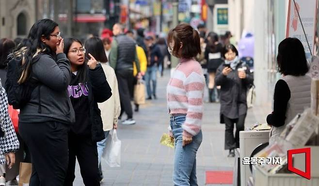 서울 명동쇼핑거리를 찾은 외국인 관광객들이 화장품 구매를 위한 상담을 하고 있다.