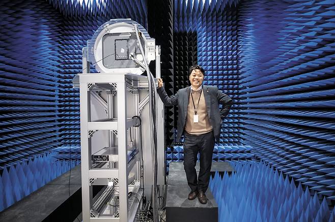 지난 2월 경기도 용인의 한화시스템 레이더연구소 내 한 시험장에서 홍윤석 레이더연구소장이 실내 한복판에 설치된 AESA 레이더의 성능에 대해 설명하고 있다. 파란색의 뿔 모양을 한 ‘전파흡수체’가 벽에 빼곡하게 설치된 이 시험장에서는 레이더에서 전파가 의도한 방향으로 정확하게 발사되는지 평가한다. 전파흡수체가 없으면 전파가 벽에 반사되어 다시 안테나로 되돌아가기 때문에 성능을 제대로 측정하기가 어렵다./김지호 기자