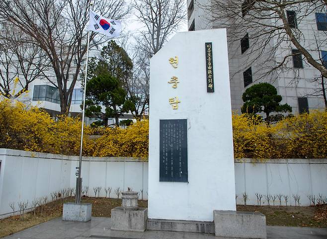 6·25전쟁 당시 서울대병원에서 북한 인민군이 우리 부상 군인과 민간 환자 1000여 명을 살해한 사건 희생자를 기리기 위해 서울 종로구 서울대병원 후문에 세워진 위령비. ‘이름 모를 자유전사의 비’라는 제목이 붙은 이 위령비는 1963년 6월 20일 세워졌다./ 조인원 기자