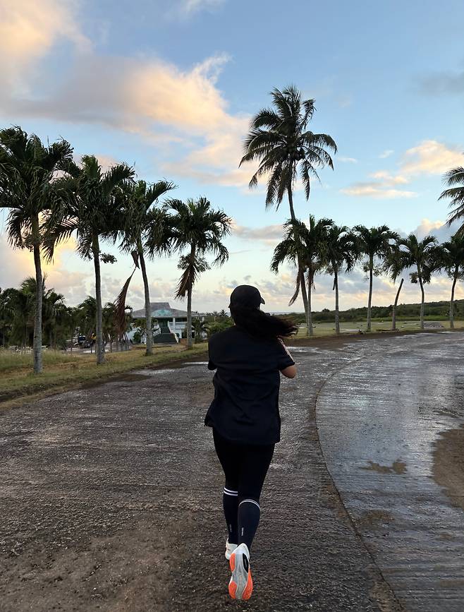 지난 6일 사이판 이랜드켄싱턴호텔~만세 절벽 코스를 달리는 기자. /오주비 기자