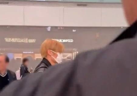 NCT위시 멤버 시온이 지난 29일 인천공항 출국장에서 경호원의 통제에 화가난 승객 앞을 지나고 있다./엑스(X·옛 트위터)