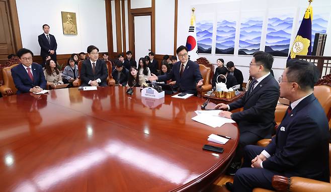 우원식 국회의장과 권성동 국민의힘 원내대표, 박찬대 더불어민주당 원내대표가 31일 오전 서울 여의도 국회에서 회동을 하고 있다. 왼쪽부터 국민의힘 박형수 원내수석부대표, 권 원내대표, 우 의장, 더불어민주당 박 원내대표, 박성준 원내수석부대표. /뉴스1