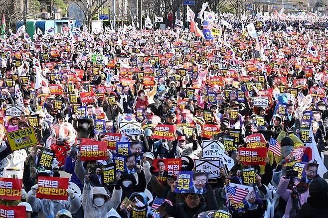 윤석열 대통령의 탄핵을 반대하며 헌법재판소의 기각 및 각하 결정을 촉구하는 집회가 29일 오후 서울 세종대로 광화문교차로 일대에서 열리고 있다. ⓒ데일리안 홍금표 기자