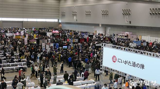 9일 니가타현 니가타시에서 니가타 소재 80개 양조장이 참가해 열린 사케 박람회 ‘사케노진 2025’ 광경.