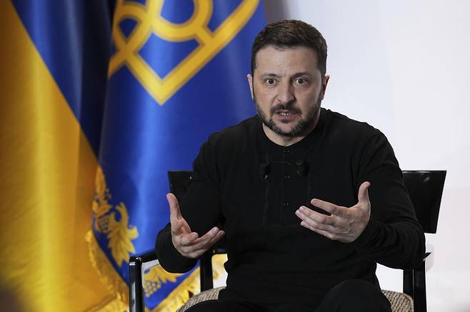 볼로디미르 젤렌스키 우크라이나 대통령이 27일(현지 시간) 프랑스 파리에서 열린 우크라이나 동맹국들의 ‘의지의 연합’ 정상회의 후 기자회견하고 있다. 2025.03.28. 파리=AP/뉴시스