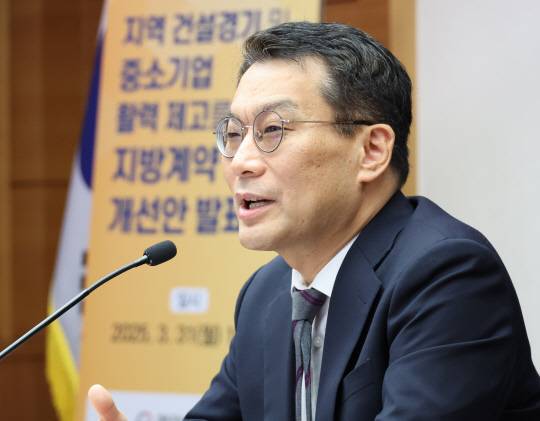 한순기 행정안전부 지방재정경제실장이 31일 오전 서울 종로구 정부서울청사에서 열린 지역 건설경기 및 중소기업 활력 제고를 위한 지방계약 제도 개선안 발표 회의에서 인사말을 하고 있다. [연합뉴스]