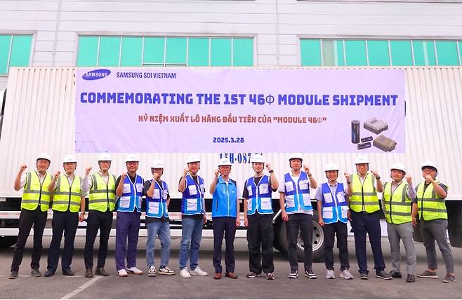 삼성SDI 임직원들이 베트남 법인에서 진행된 46파이 배터리 모듈 출하식에서 기념사진을 촬영하고 있다. (삼성SDI 제공)