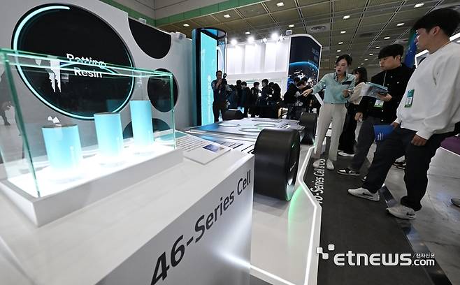 서울 강남구 코엑스에서 열린 국내 최대 배터리 전시회 인터배터리2025에서 참관객이 LG에너지솔루션의 46시리즈 원통형 셀이 적용된 전기차 하부 모형을 살펴보고 있다.  이동근기자 foto@etnews.com