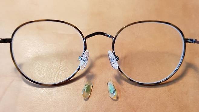 사람마다 갈리는 안경테 코받침 선택