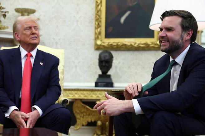 미국의 도널드 트럼프 대통령(왼쪽)과 JD 밴스 미국 부통령이 12일(현지시간) 미국 백악관에서 대화하고 있다.로이터연합뉴스