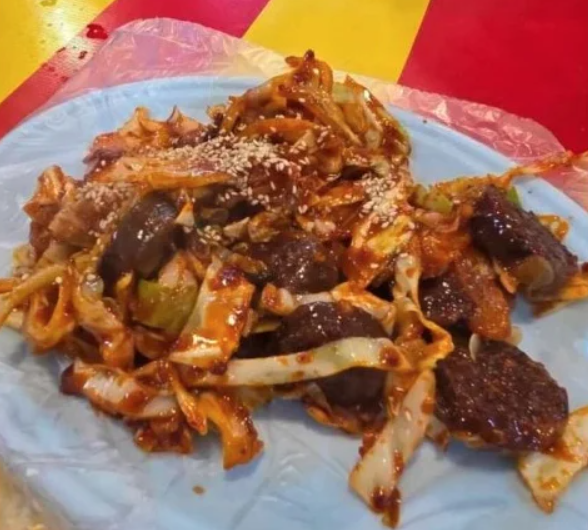 지난 28일부터 제주 전농로에서 개최된 왕벚꽃 축제에서 바가지요금 논란이 불거진 노점 음식./사진=스레드 캡처