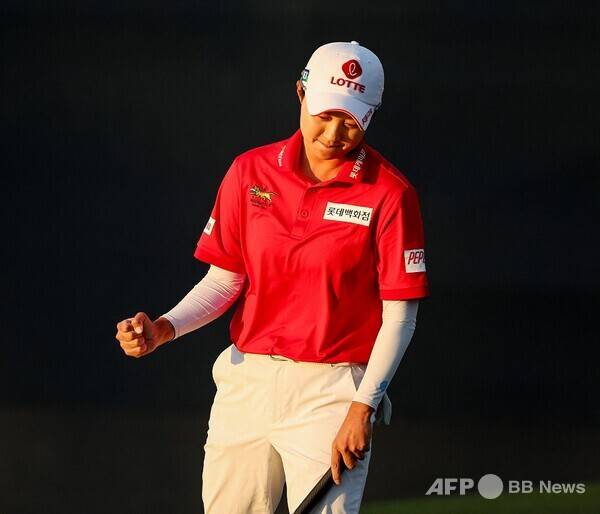 2025년 미국여자프로골프(LPGA) 투어 포드 챔피언십 프리젠티드 바이 와일드 호스 패스 대회 연장전 끝에 우승을 차지한 김효주 프로가 연장 첫 홀에서 버디 퍼트로 우승을 확정한 뒤 세리머니하는 모습이다. 사진제공=ⓒAFPBBNews = News1