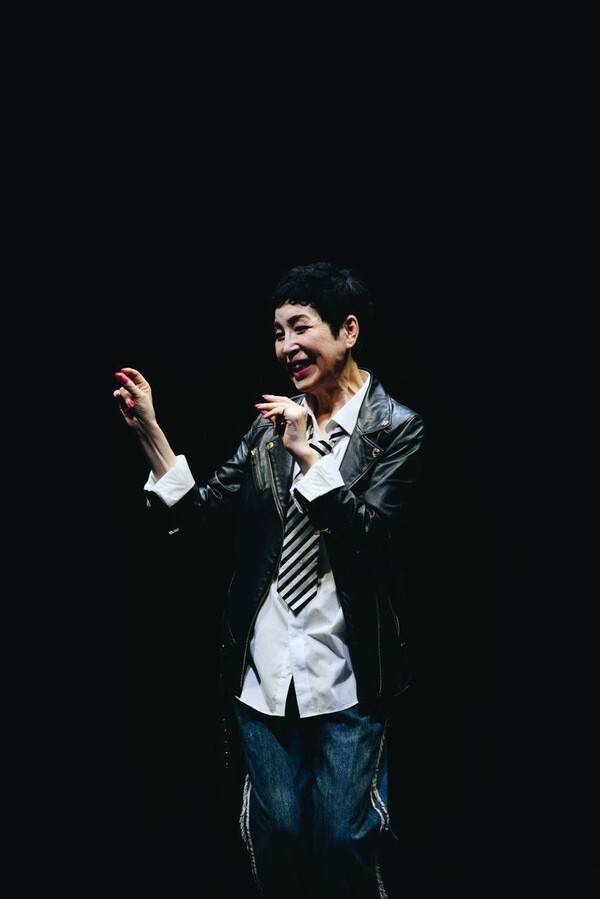 연극 “뺨을 맞지 않고 사는 게 삶의 전부가 될 순 없더라”’의 한 장면. 사진 혜정(여기는 당연히, 극장 제공)