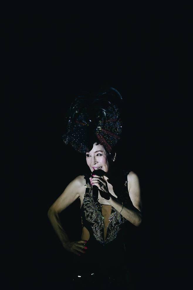 연극 “뺨을 맞지 않고 사는 게 삶의 전부가 될 순 없더라”’의 한 장면. 사진 혜정(여기는 당연히, 극장 제공)