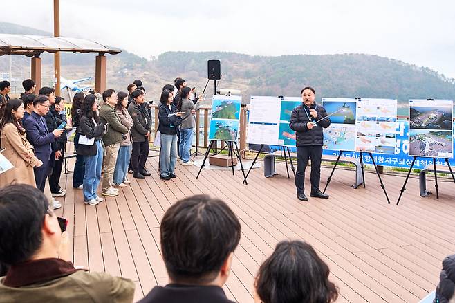 박용남 가덕도신공항건설공단 사업총괄처장이 가덕도 대항전망대에서 신공항 건설 계획을 설명하고 있다. 공단 제공