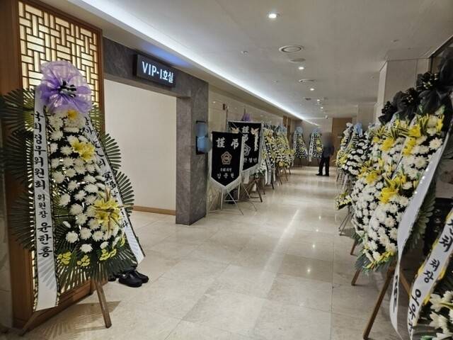 지난해 8월 김건희 여사 명품 가방 수수 사건 조사를 지휘했던 김아무개 국민권익위원회 부패방지국장 직무대리의 빈소인 세종시 세종충남대병원 쉴낙원 장례식장에 조화가 놓여 있다. 김채운 기자 cwk@hani.co.kr