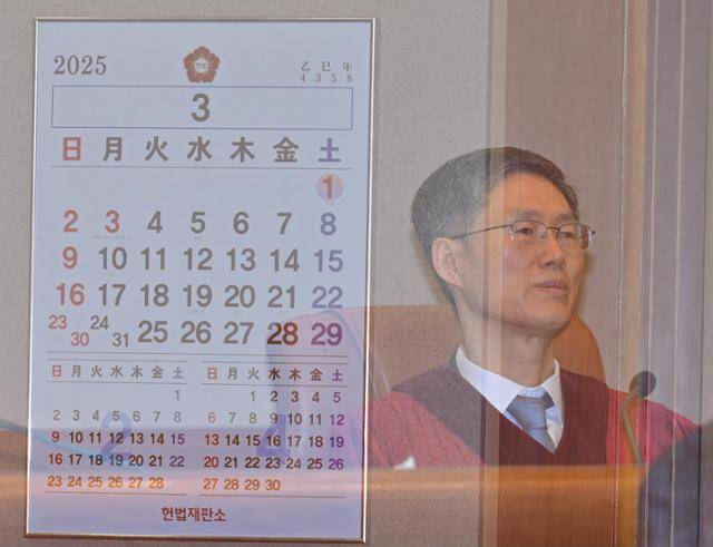 문형배 헌법재판소장 권한대행이 27일 일반 헌법소원 사건 선고를 위해 서울 종로구 헌법재판소 대심판정에 입장해 있다. 심판정 내부에 있는 달력과 다중노출 촬영. 뉴시스