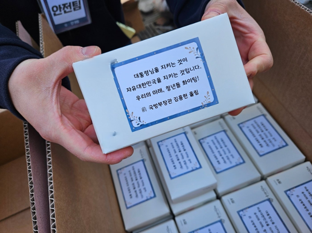 29일 김용현 전 국방부 장관이 서울 신촌에서 열린 '윤석열 탄핵 반대' 집회 참가자들에게 돌린 떡. 엑스(X) 캡처