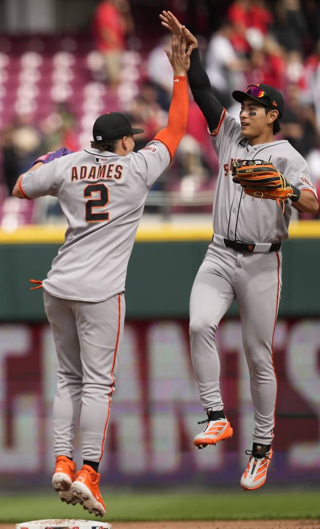 <yonhap photo-1980="">31일(한국시간) 신시내티전 승리 후 세리머니하는 이정후와 윌리 아다메스. [AP=연합뉴스]</yonhap>
