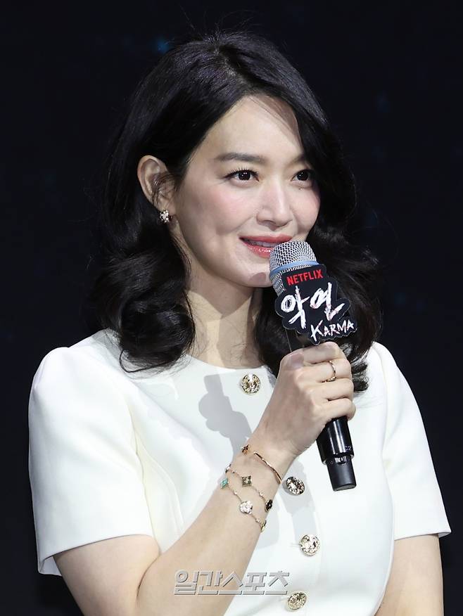 배우 신민아가 31일 서울 종로구 JW메리어트 동대문 스퀘어 서울에서 열린 넷플릭스 시리즈 '악연' 제작발표회에서 인사말을 하고 있다. '악연'은 벗어나고 싶어도 빠져나올 수 없는 악연으로 얽히고설킨 6인의 이야기를 그린 범죄 스릴러이다. 오는 4월 4일 공개. 서병수 기자 qudtn@edaily.co.kr /2025.03.31/