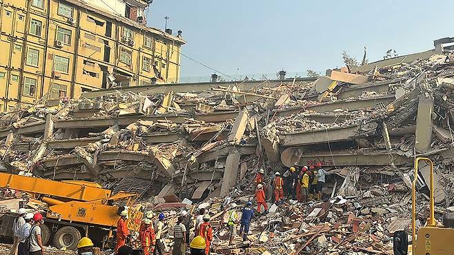 [미얀마 강진으로 처참하게 무너진 건물]