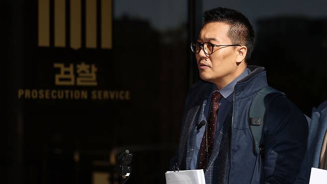 검사수사심의위 소집 신청서 손에 든 허재현 기자