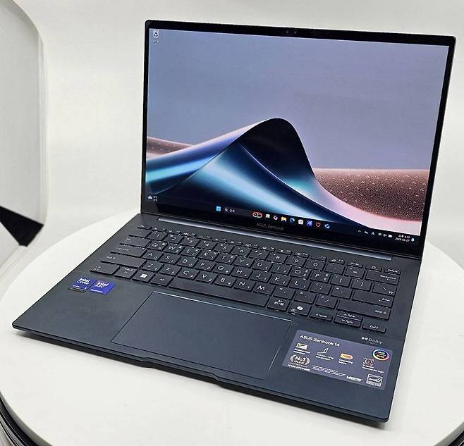 에이수스 젠북 14 OLED(UX3405) ‘폰더 블루’ 모델 / 출처=IT동아