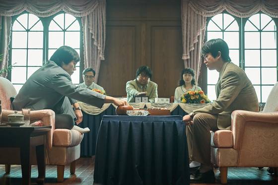 영화 ‘승부’에서 조훈현(왼쪽)과 남기철(라이벌이었던 서봉수 9단을 모티프로 한 캐릭터)이 대국을 펼치고 있다. [사진 바이포엠스튜디오]