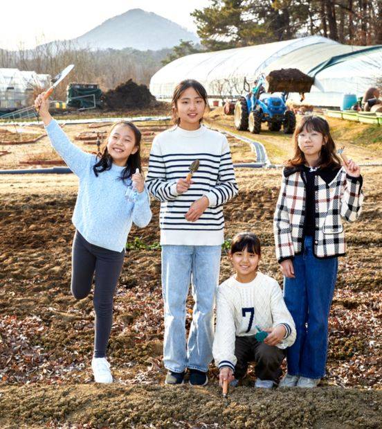 전서진·박지안 학생기자와 고가람 학생모델, 박서현 학생기자(왼쪽부터)가 서울 서초구 서울특별시농업기술센터를 찾아 도시에서의 농업활동에 대해 알아봤다.