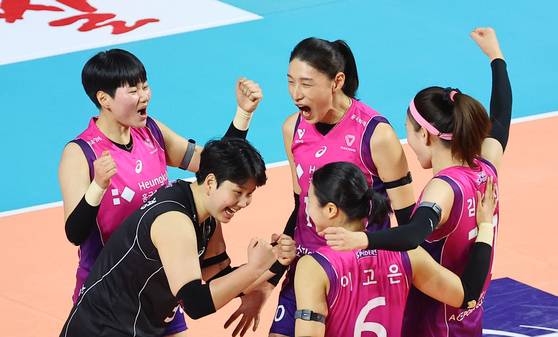 챔피언결정 1차전에서 3-0으로 완승한 뒤 기뻐하는 흥국생명 선수들. 연합뉴스