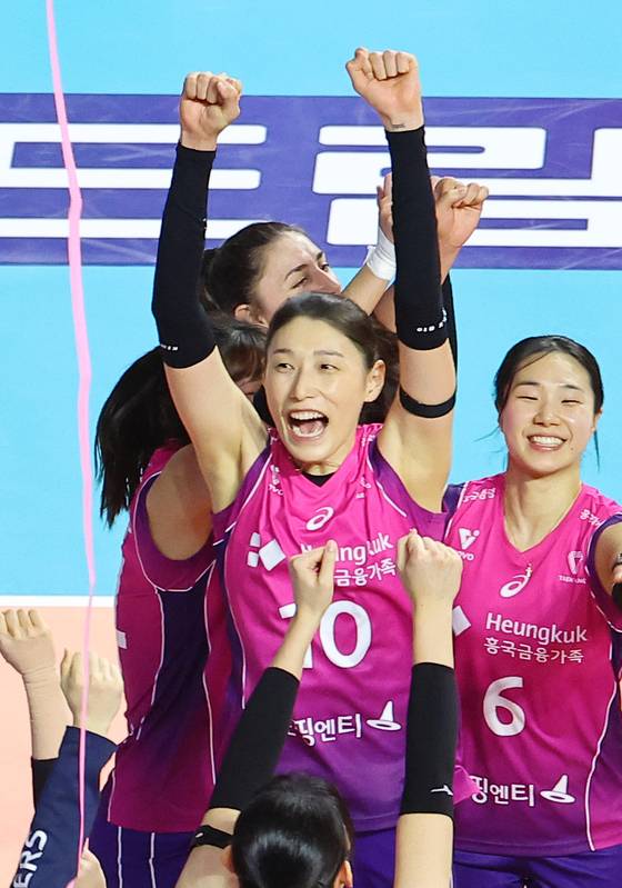 챔피언결정 1차전에서 3-0으로 완승한 뒤 기뻐하는 흥국생명 김연경(10번). 연합뉴스