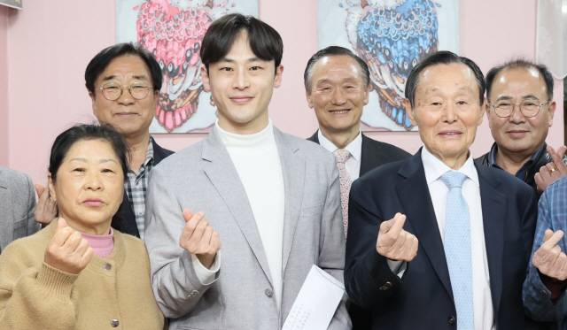 ▲ 조강호(사진 앞줄 오른쪽) 삼호물산 회장이 철원출신 가수 이승우(앞줄 가운데)에게 특별한 응원의 메시지를 보내며 금일봉을 전달했다.