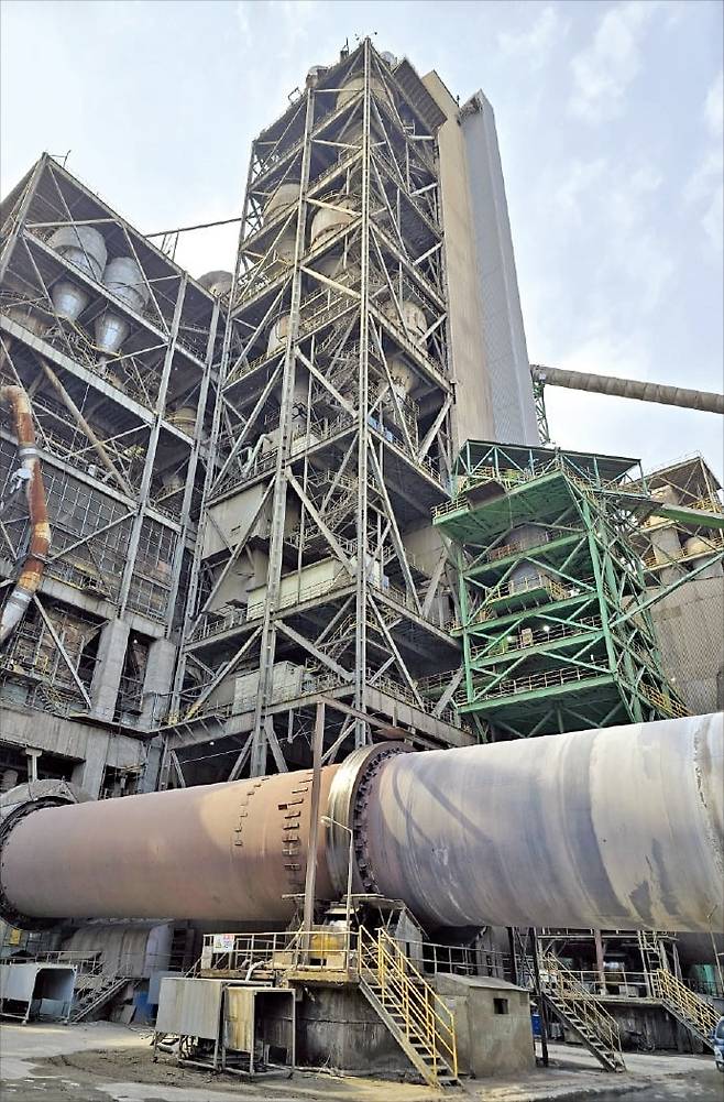 < 을씨년스러운 시멘트 공장 > 지난달부터 가동을 중단한 쌍용C&E 동해공장 생산시설이 인적 없이 썰렁한 모습이다. 은정진 기자